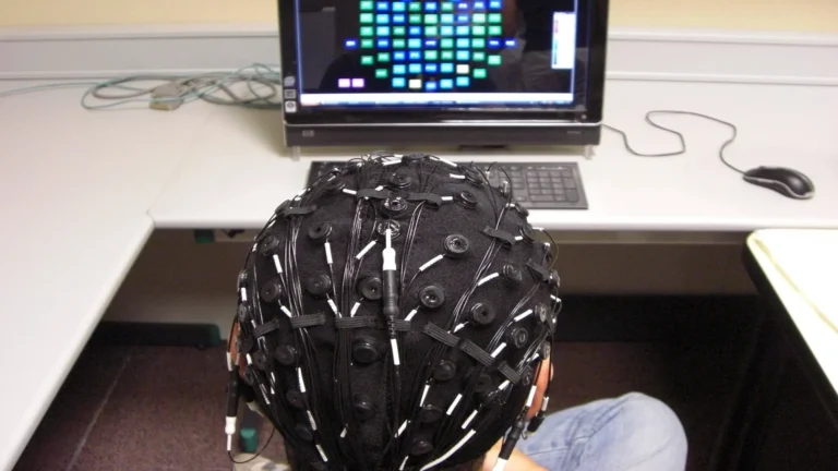 Cómo las interfaces cerebro-computadora o BCI basadas en IA pueden moldean el futuro del marketing