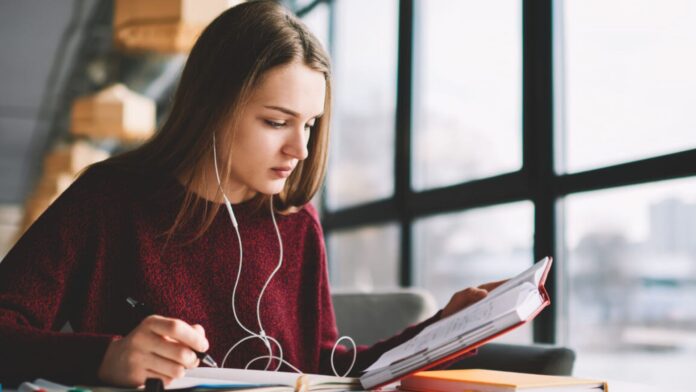 Música de fondo y tareas: ¿Realmente aumenta la concentración?