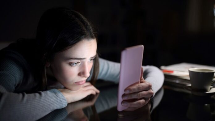 Adolescentes desarrollan dependencia a chatbots de IA