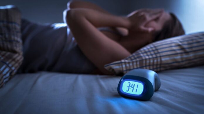 Adultos que se sienten mayores a su edad tienen más insomnio