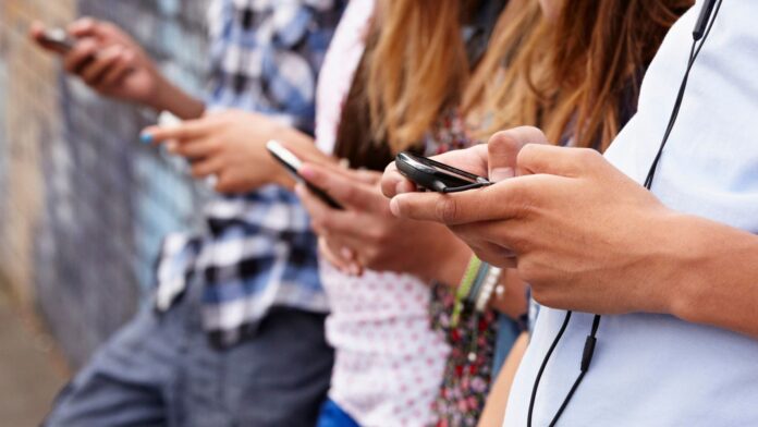 Jóvenes - usan IA - apoyo emocional - Neuroweb