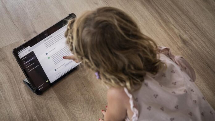 IA y pensamiento crítico infantil genera riesgos de aprendizaje